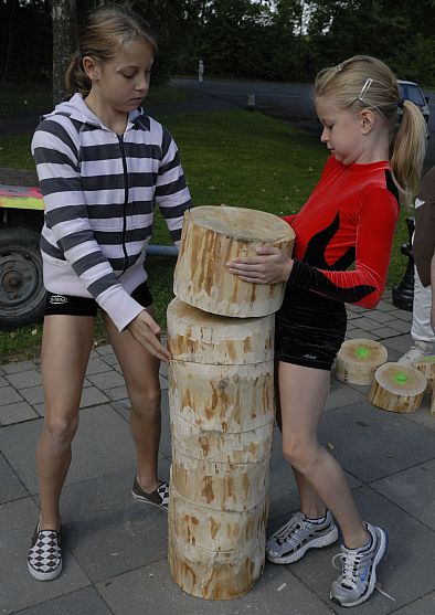 Sensensteiner Fitness: Die elfjährige Juliane Schulze und neunjährige Leonie Frank (TSG Sandershausen) beim Baumstamm-Puzzle
