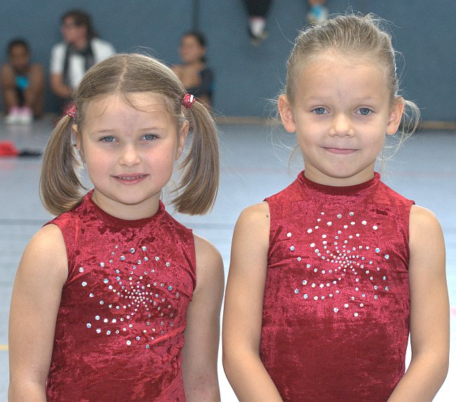 Die 6-jährigen Elea Becker und Ria Heckmann, jüngste Teilnehmerinnen